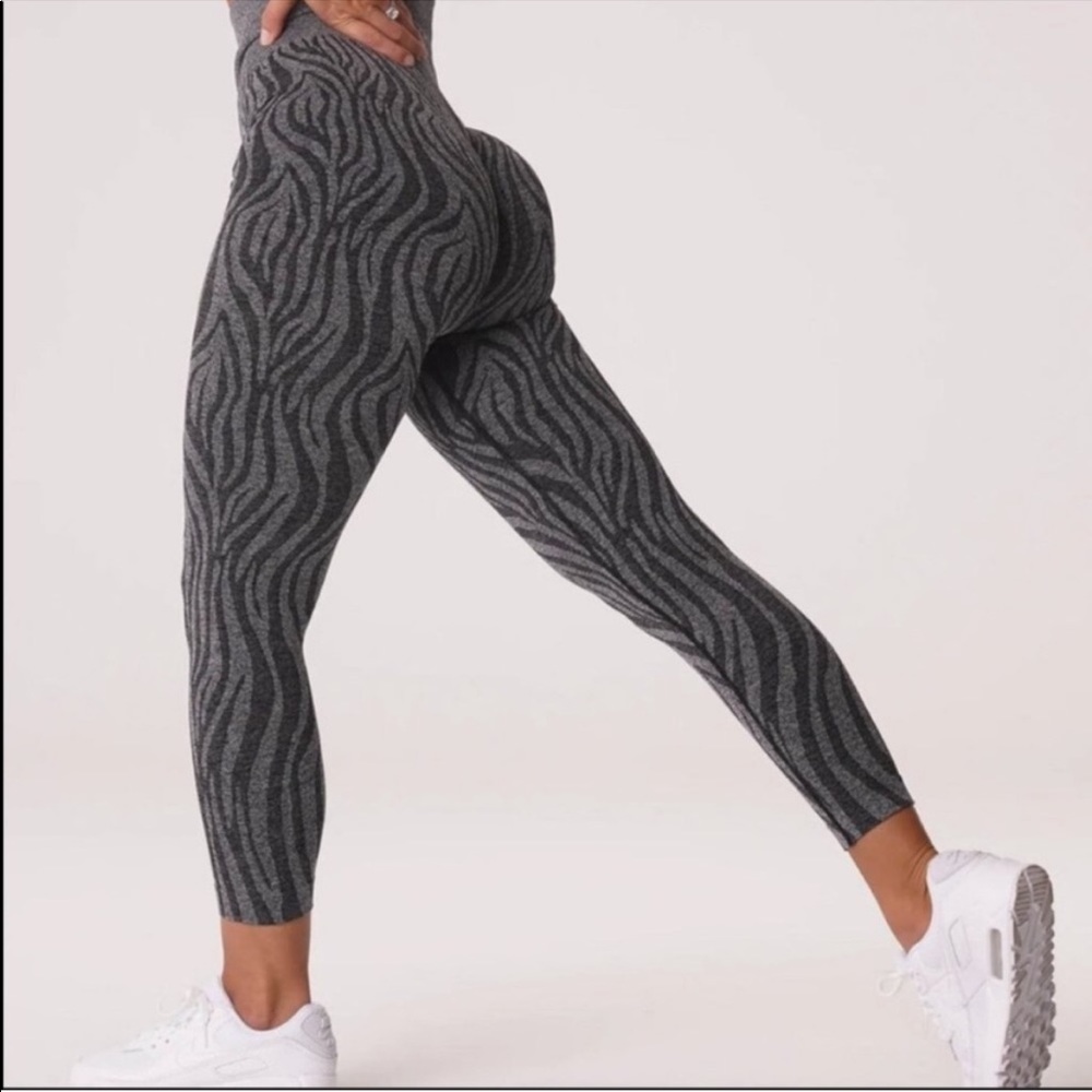 NVGTN Seamless Zebra Speckled Leggings Size Medium